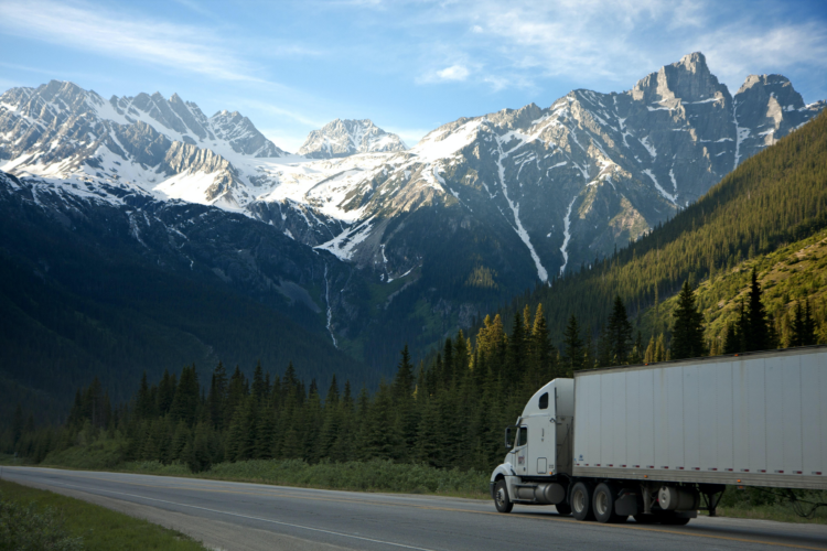 5 Factors That Affect Your Business' Trucking Insurance Policy